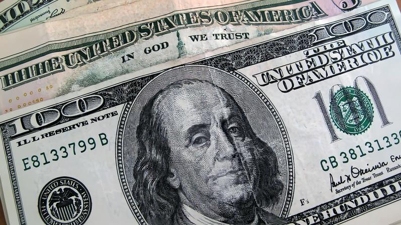 Notas de dólar americano sobrepostas