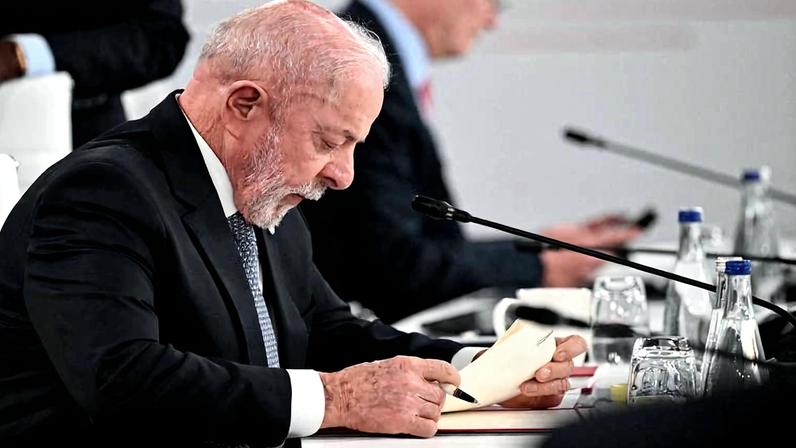 O presidente Lula participa de uma reunião matinal na cúpula do G7 em Évian, no leste da França
