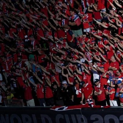 Torcida da Noruega viraliza com remada viking após vitória sobre o Iraque