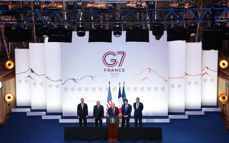 O presidente dos EUA, Donald Trump, em entrevista coletiva durante o encontro do G7 em Évian, França, acompanhado de representantes do governo americano
