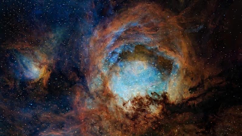 Nebulosa da Pata de Gato, uma região de formação estelar composta de gás, poeira e estrelas jovens, em imagem obtida pelo Telescópio Espacial James Webb