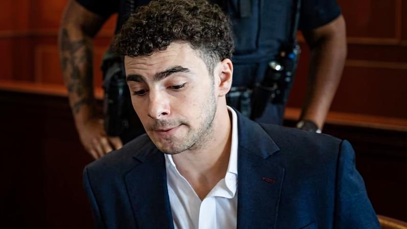 Luigi Mangione, acusado pelo assassinato do CEO da United Healthcare, em tribunal em Nova York nesta quarta (17)