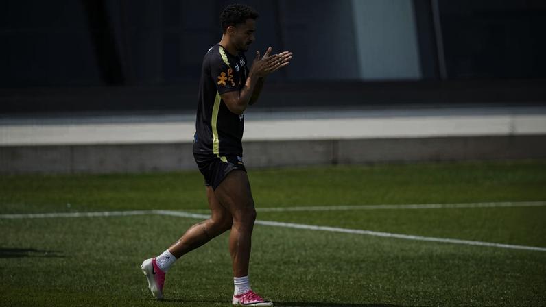 O lateral Danilo, em treinamento da seleção brasileira