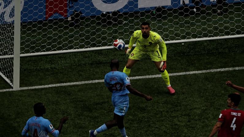 Yoane Wissa sobe de cabeça para marcar o primeiro gol do Congo em Copas do Mundo; atacante pediu ainda nas categorias de base para defender a seleção do país de origem da família.