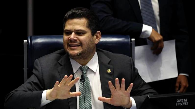 O presidente do Senado, Davi Alcolumbre (União Brasil-AP), pede calma aos parlamentares durante sessão no plenário.