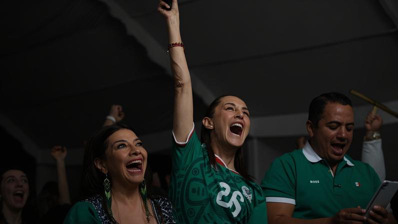 Claudia Sheinbaum comemora gol do México na vitória por 2 a 0 sobre a África do Sul, na abertura da Copa