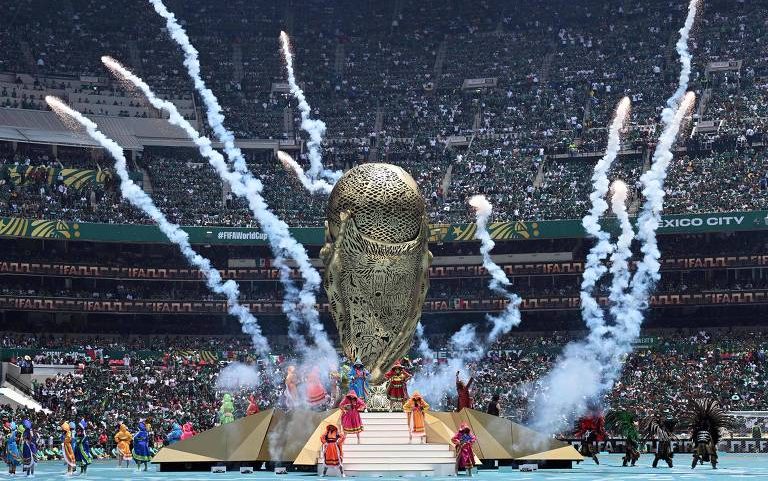 Artistas se apresentam durante a cerimônia de abertura da Copa do Mundo na Cidade do México