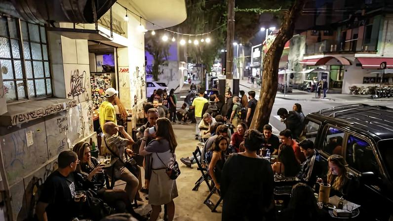 Movimentação em bar do distrito Santa Cecília, conhecido pela concentração de estabelecimentos do tipo