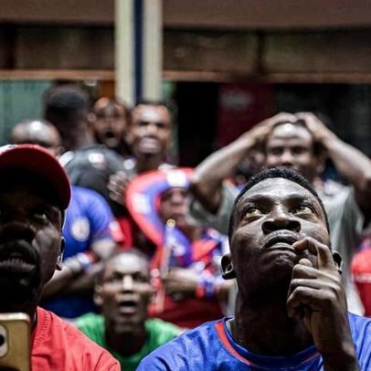 Haitianos apaixonados por futebol brasileiro veem Copa como escape do caos