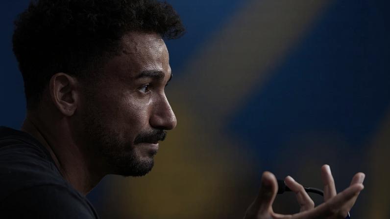 Danilo concede entrevista no hotel em que está concentrada a seleção