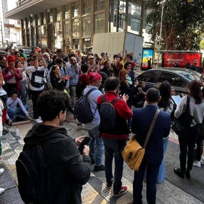 Artistas de teatro protestam em frente à Secretaria de Cultura de SP após edital