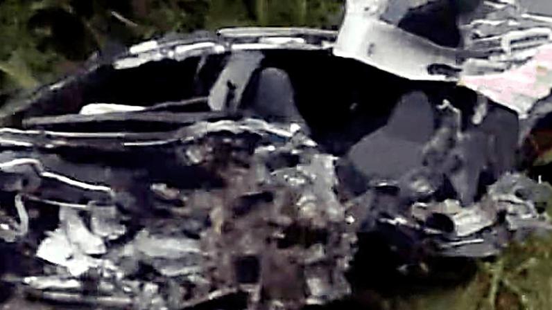 Carro conduzido por Diego Rodrigues ficou destruído após colisão frontal com uma carreta na rodovia Raposo Tavares, em Itapetininga; Polícia Civil investiga se a morte dele tem relação com o feminicídio de sua companheira