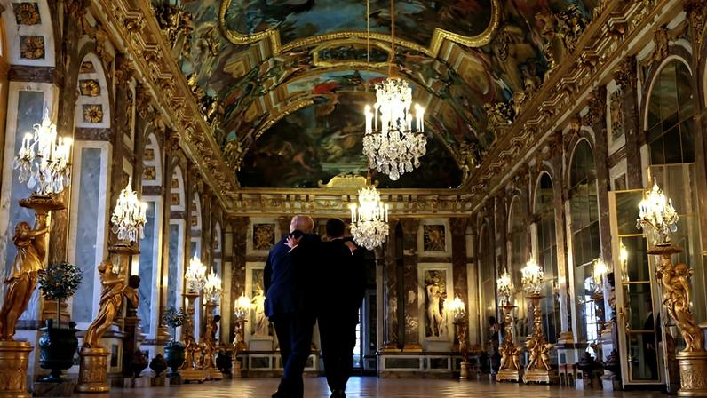 O presidente dos Estados Unidos, Donald Trump, junto com seu homólogo francês, Emmanuel Macron, em visita ao palácio de Versalhes
