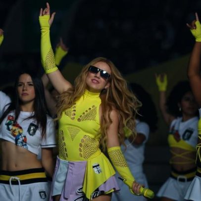 Estilista brasileira afirma peça de acervo inspirou look de Shakira na Copa