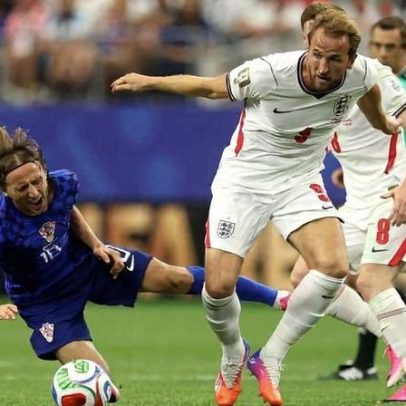 Inglaterra vence Croácia na estreia da Copa; Kane marca dois, Modric discreto