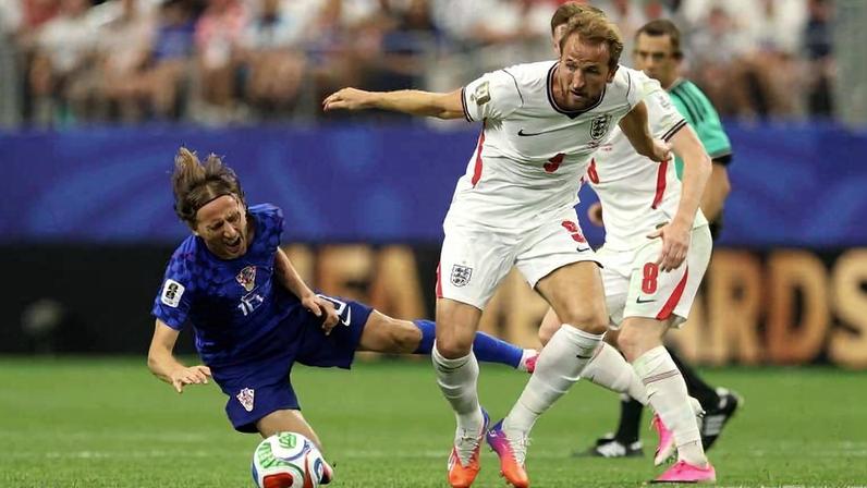 Harry Kane ganha disputa de bola com Luka Modric na estreia de Inglaterra e Croácia na Copa, em Dallas