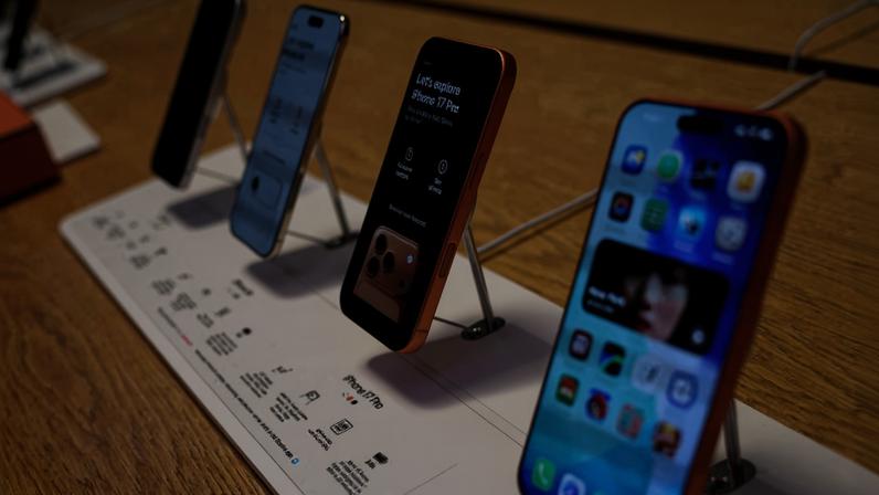 Exemplares de iPhone 17 expostos em loja da Apple em Nova York