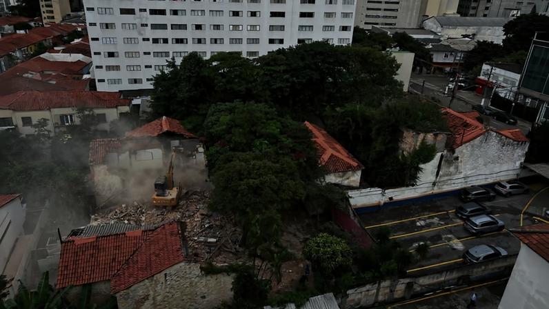 Demolição de vila com nove casas construídas em 1937 na Vila Mariana, bairro da zona sul de São Paulo, no último sábado (13); prefeitura diz que derrubada não estava autorizada