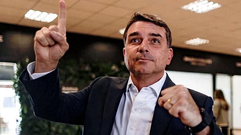 O senador Flávio Bolsonaro (PL-RJ) ao falar com a imprensa antes de embarcar para o Rio, em maio