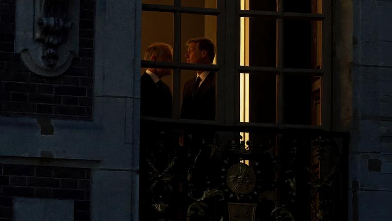 Os presidentes da França, Emmanuel Macron, e dos Estados Unidos, Donald Trump, durante encontro no palácio de Versalhes, na França