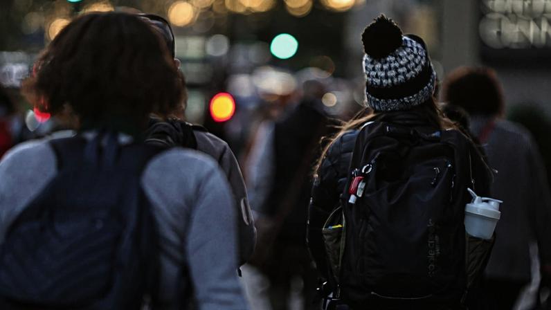 Pessoas usam casacos e gorro em dia frio na avenida Paulista