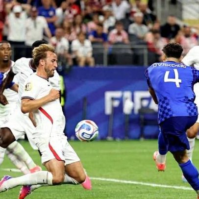 Artilheiro inglês Kane atuou na defesa na vitória sobre a Croácia