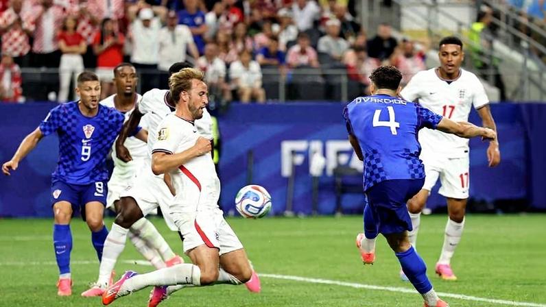 Harry Kane bloqueia finalização de Gvardiol no fim da partida entre Inglaterra e Croácia, em Dallas