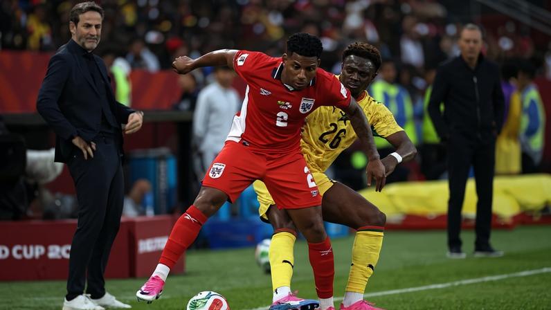 Cesar Blackman, do Panamá, controla a bola contra Marvin Senaya, da seleção ganesa