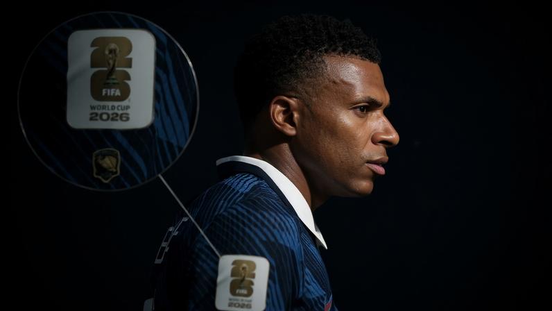 Mbappé exibe estampa na manga com o prêmio de Chuteira de Ouro; ele foi o artilheiro da Copa de 2022 e usa o patch da Fifa