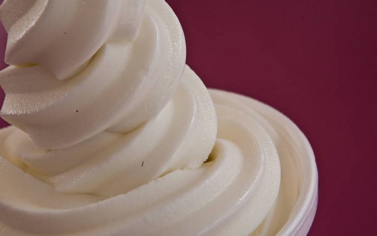 Frozen yogurt tem menos calorias, mas mais açúcares adicionados que sorvete