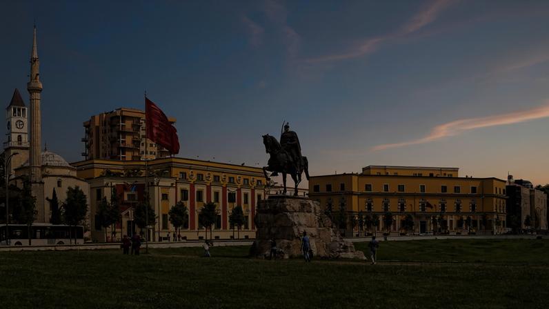 Praça Skanderbeg, a principal de Tirana, capital da Albânia - Sergey Dudlajzov / Adobe Stock