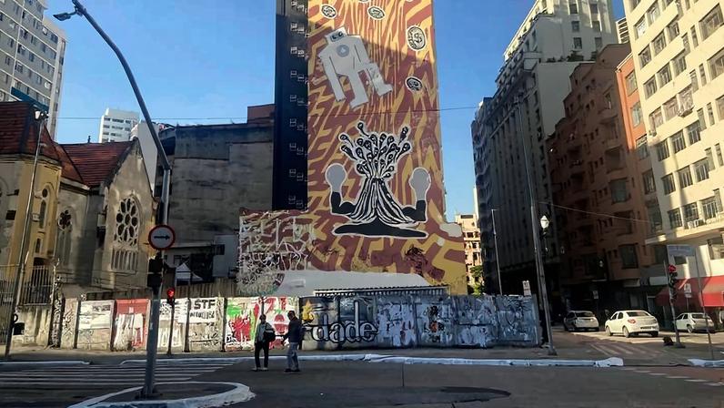 Vista do edifício Wilton Paes de Almeida em cena do filme "Pele de Vidro", de Denise Zmekhol