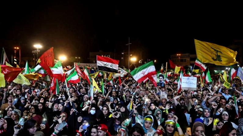 Apoiadores do regime iraniano participam de manifestação contra os EUA e Israel em Teerã