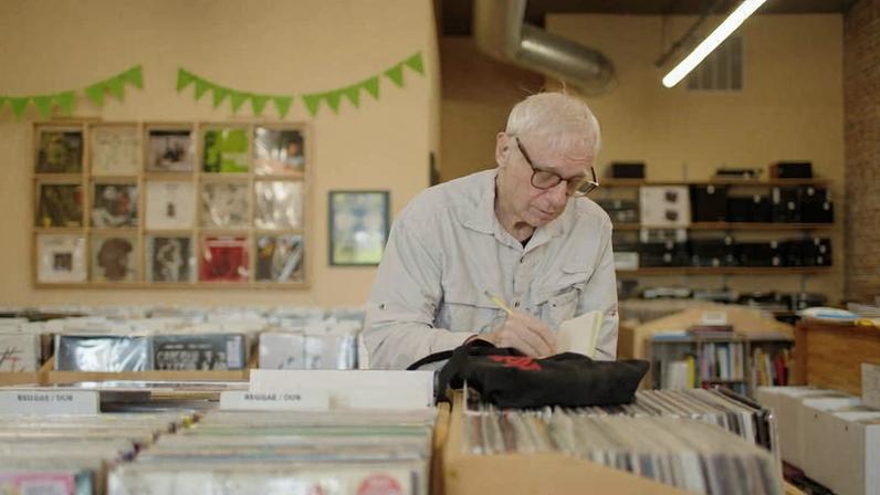 Robert Christgau em cena do documentário 'The Last Critic', exibido no festivla In-Edit