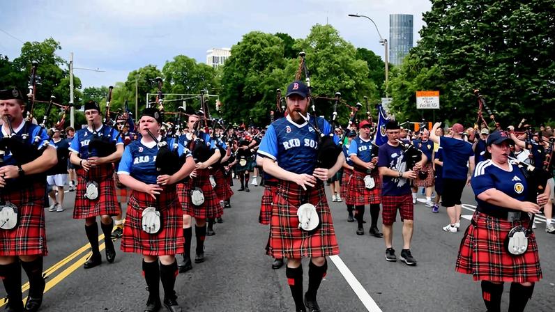 Vestido com camisetas dos Red Sox, Tartan Army, torcida da Escócia, marcha em direção ao Fenway Park, em Boston, tocando gaitas de fole