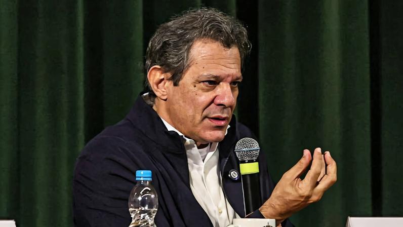 Ex-ministro e pré-candidato ao Governo de São Paulo Fernando Haddad (PT) em evento sobre desenvolvimento econômica e democracia na PUC-SP, na capital paulista