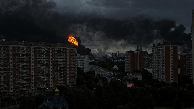 Colunas de fumaça em refião de refinaria atingida por ataques ucranianos, em Moscou