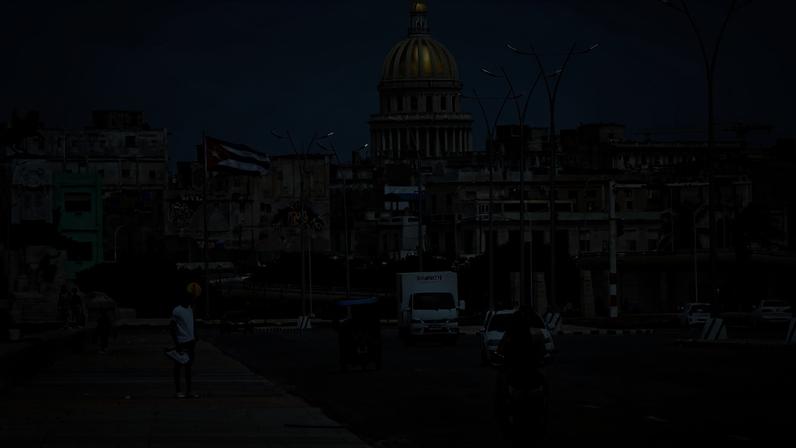 Movimentação em avenida próxima ao Congresso de Cuba, em Havana
