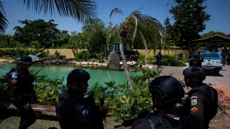Resort atribuído a traficante, demolido em 2025; políticos teriam atuado para evitar a derrubada, diz investigação