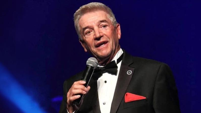 O comediante americano Tom Dreesen