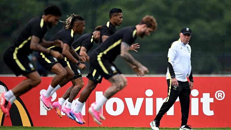 Ancelotti observa aquecimento dos atletas no CT de Columbia Park