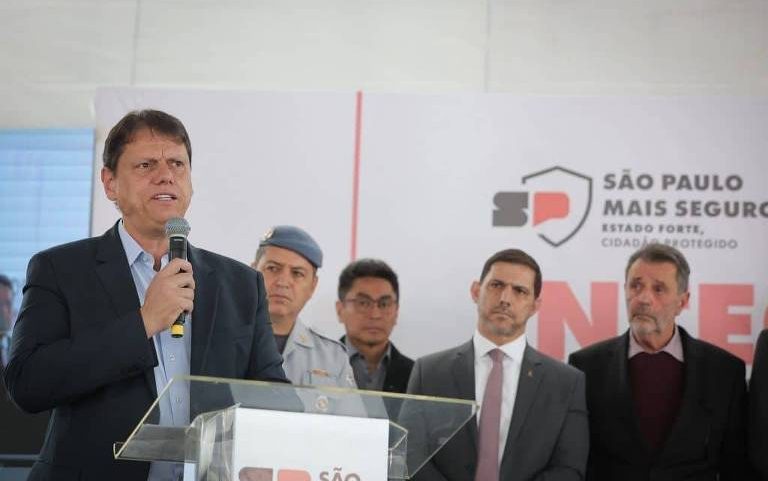 O governador de São Paulo, Tarcísio de Freitas, durante cerimônia de entrega de viaturas e armas às polícias estaduais e ao Corpo de Bombeiros
