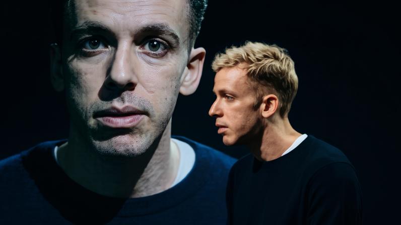 João Côrtes como Édouard Louis na peça 'Eddy - Violência & Metamorfose'
