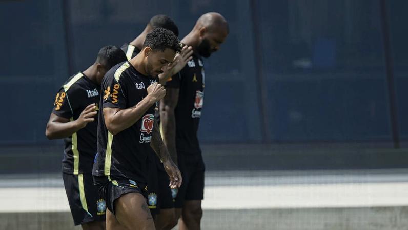 Jogadores da seleção em treino para o duelo com o Haiti; Danilo (em primeiro plano) foi um dos que cobraram humildade contra o time caribenho