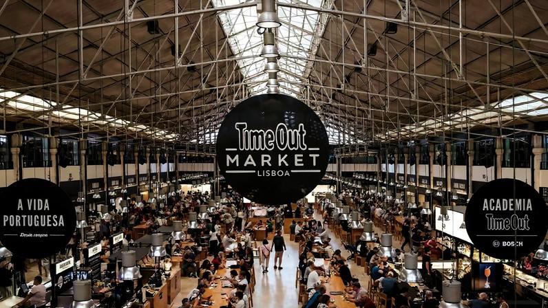 Praça do Time Out Market de Lisboa
