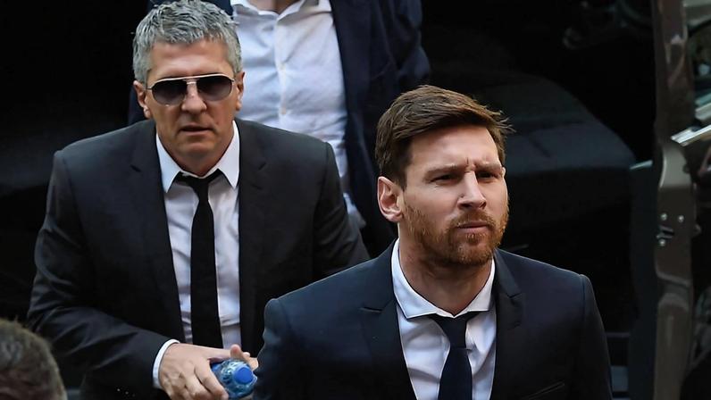 Lionel Messi e seu pai, Jorge, chegam a um tribunal em Barcelona, ​​onde responderam por um caso de fraude fiscal