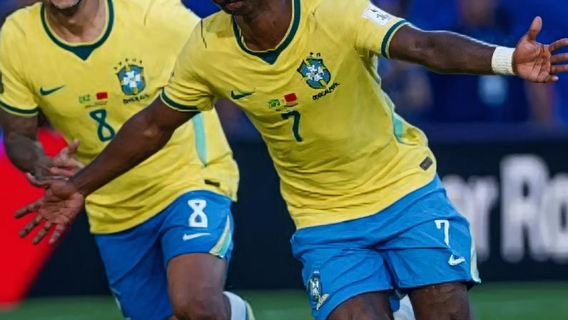 Bruno Guimarães e Vini Jr., jogadores da Seleção Brasileira.