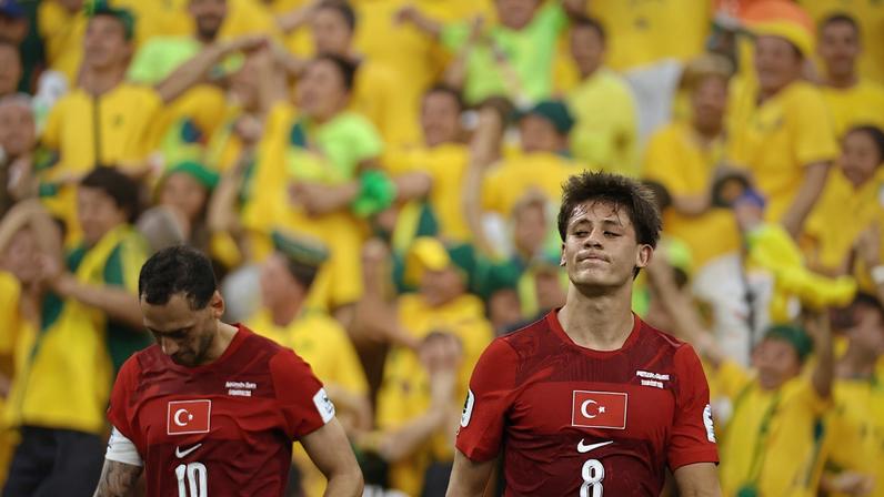 Jogadores turcos reagem após segundo gol da Austrália em derrota na estreia