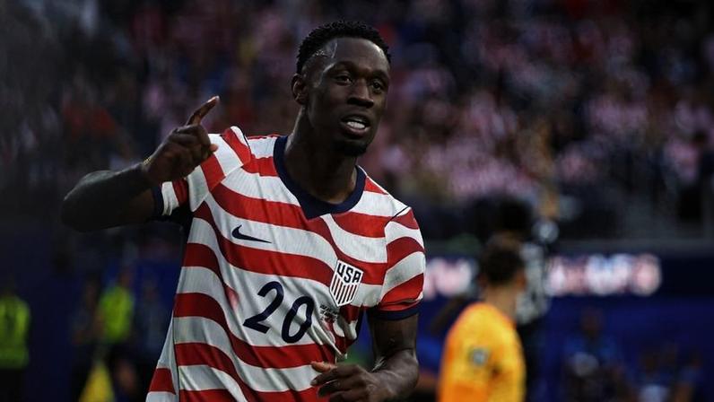 Folarin Balogun comemora um dos gols na vitória dos EUA contra o Paraguai; o centroavante marcou duas vezes na goleada por 4 a 1