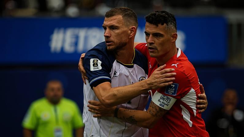 Capitães de Bósnia e Suíça, Edin Dzeko (esq.) e Granit Xhaka duelam na partida entre as seleções pelo Grupo B, em Los Angeles
